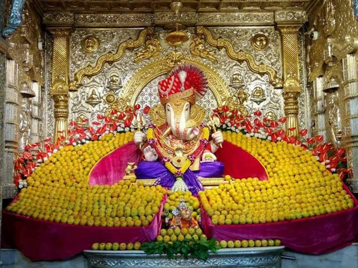 दगडूशेठ हलवाई गणपती मंदिरात साकारली ११ हजार आंब्यांची आरास
