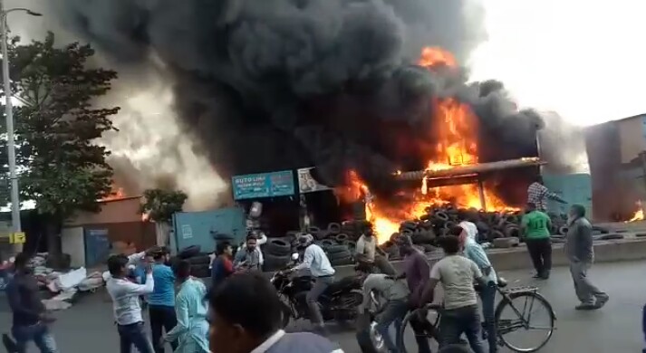 कुदळवाडीत टायरच्या गोदामाला भीषण आग