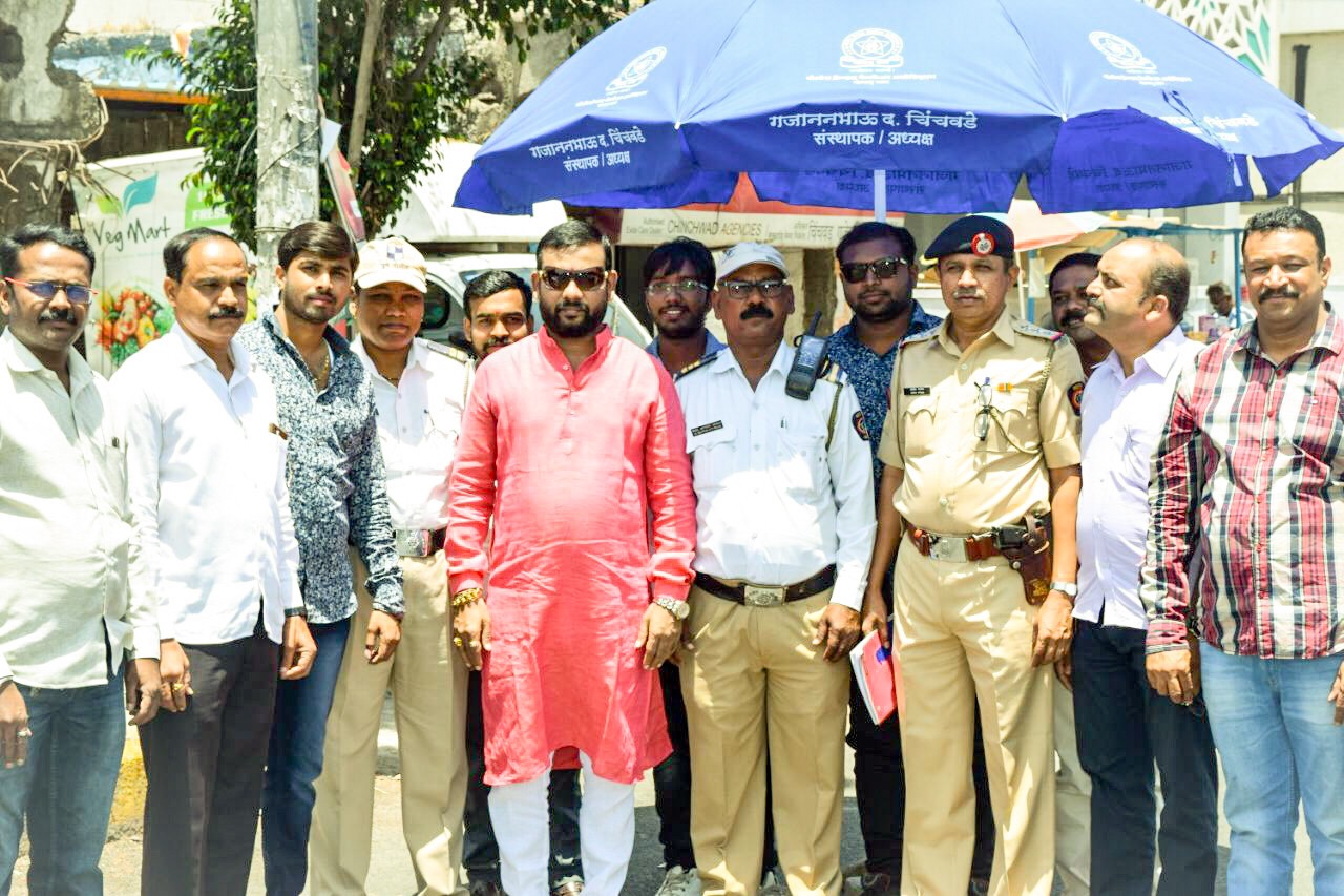 पोलीस फ्रेन्डस् वेलफेअरकडून पोलिसांना मोफत छत्री वाटप