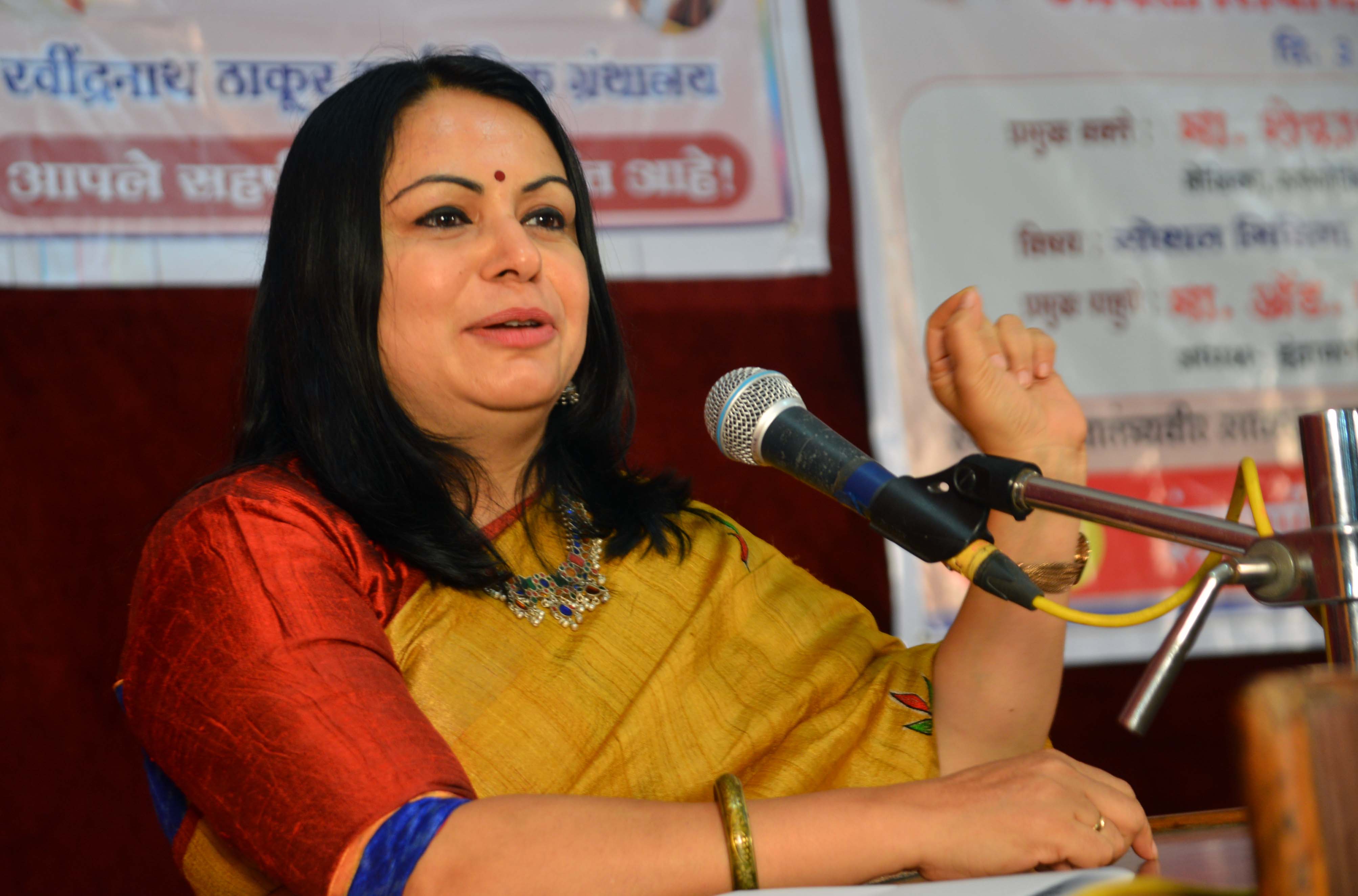 सोशल मीडियाचा वापर गांभीर्याने करणे आवश्‍यक - शेफाली वैद्य