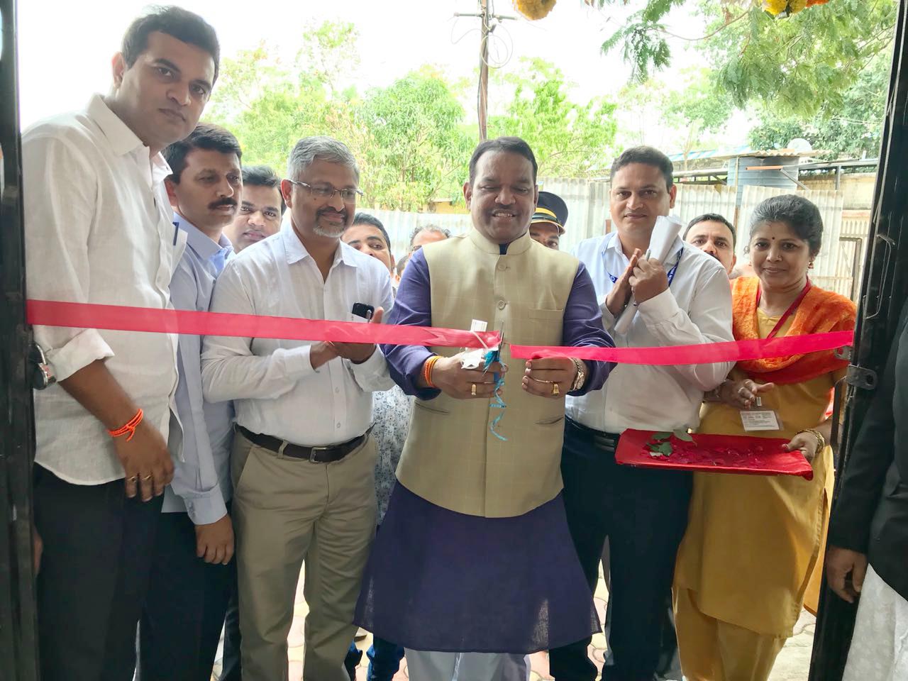 आकुर्डी रेल्वे स्टेशन येथे तिकीट घराचे खासदार श्रीरंग बारणे यांच्या हस्ते उद्घाटन