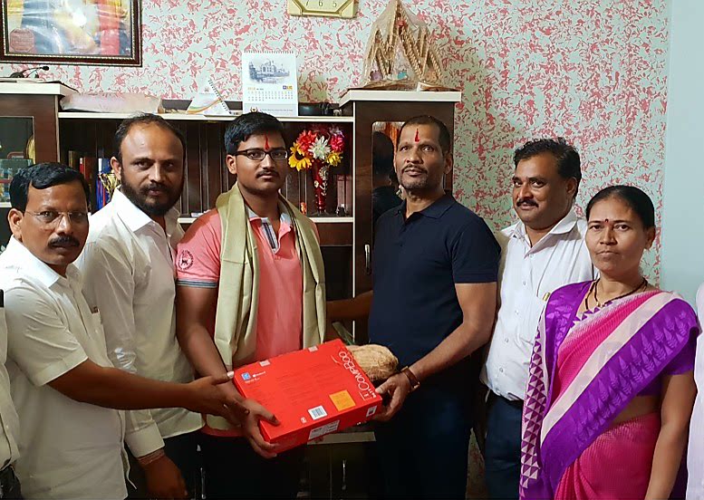 स्वप्नील जावळे याचा आमदार लक्ष्मण जगताप यांच्या हस्ते लॅपटॉप देऊन सत्कार