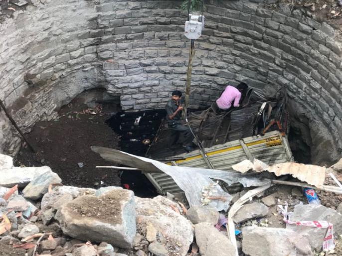 वाकड येथील विहीरीत टेंपो पडला; सुदैवाने चालक बजावला