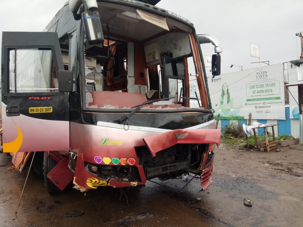 मुळा नदीवरील पुलाच्या कठड्याला खासगी बस धडकली; १० प्रवाशी जखमी