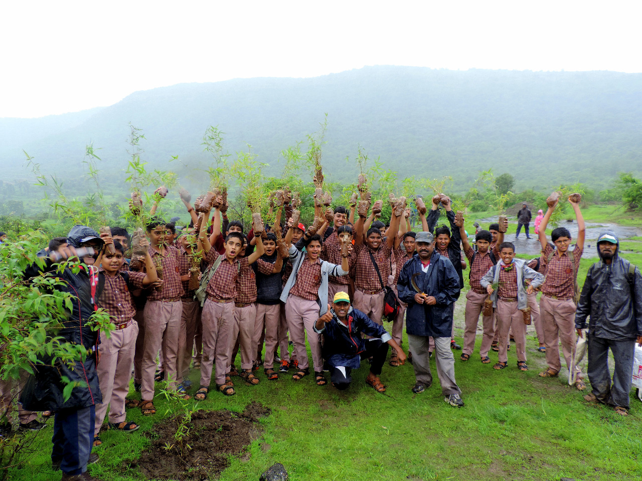 पाचाणे मावळ येथील वनजमिनीवर ३ हजार झाडांची लागवड