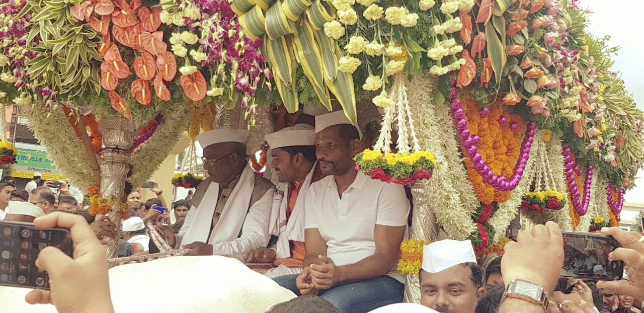 आमदार जगतापांनी केले तुकोबारायांच्या पालखीचे सारथ्य