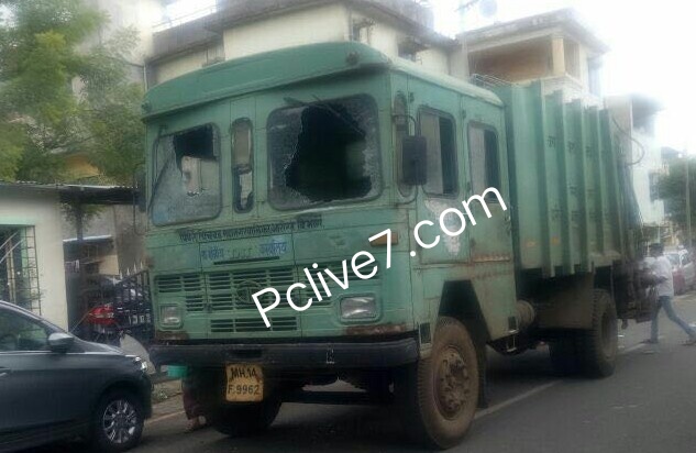 यमुनानगर येथे पिंपरी पालिकेच्या वाहनाची तोडफोड