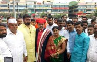 'फुलें'च्या वेशभूषात राहुल जाधव महापौर निवडणुकीला हजर
