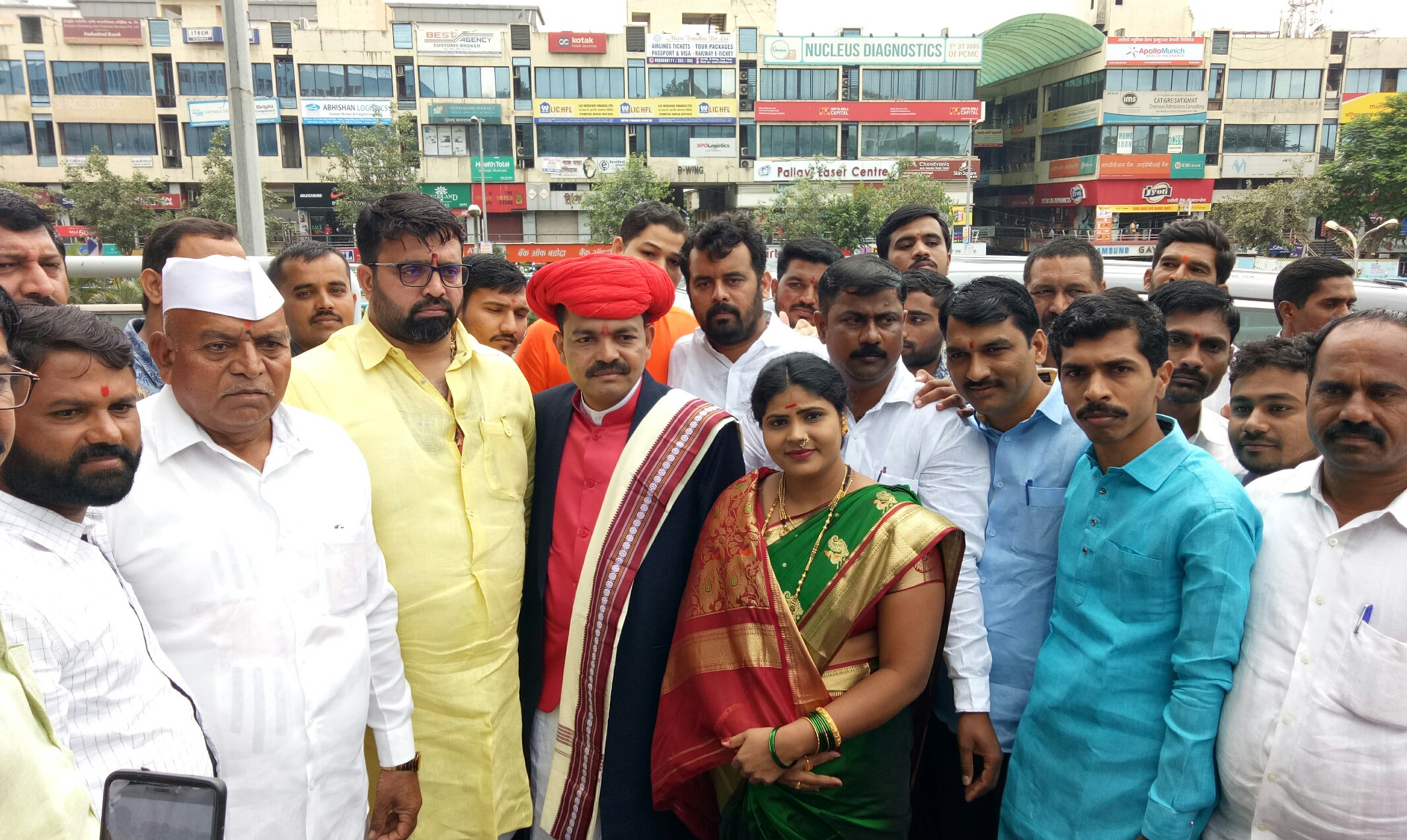 'फुलें'च्या वेशभूषात राहुल जाधव महापौर निवडणुकीला हजर