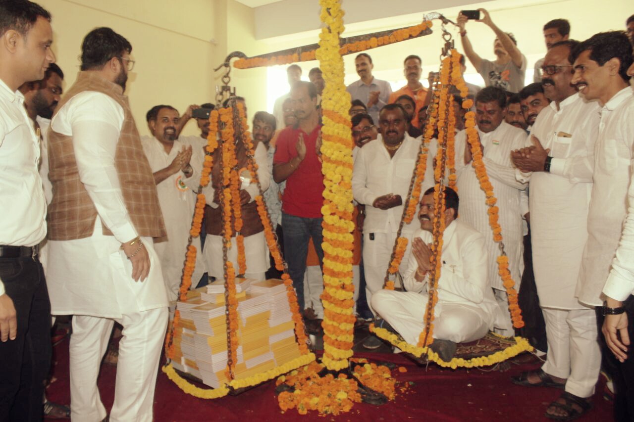 महापौर राहुल जाधव यांची शालेय साहित्याने तुला