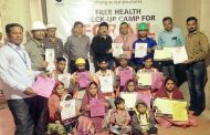 ‘लोटस लक्ष्मी’च्या वतीने बांधकाम मजुरांसाठी आयोजित आरोग्य तपासणी शिबिरात औषधांचे मोफत वाटप