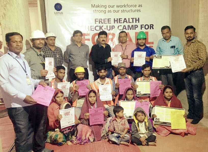‘लोटस लक्ष्मी’च्या वतीने बांधकाम मजुरांसाठी आयोजित आरोग्य तपासणी शिबिरात औषधांचे मोफत वाटप