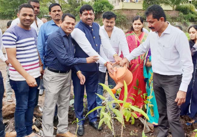 पर्यावरणाचा समतोल राखण्यासाठी वृक्षारोपण व संवर्धन करणे काळाची गरज - एकनाथ पवार