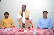 खादी ग्रामोद्योग विभागातील अनेक योजनांचा लाभ घेऊन व्यवसाय सुरू करावेत - वैजनाथ पापुळे