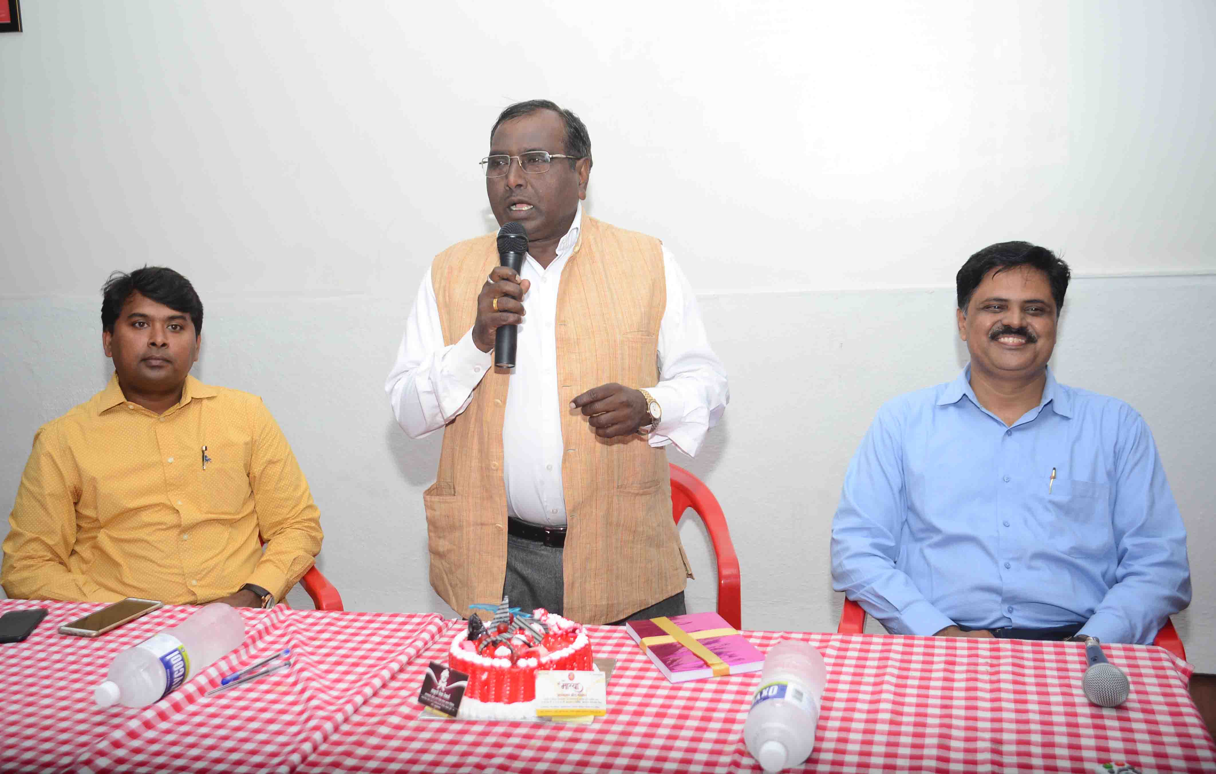 खादी ग्रामोद्योग विभागातील अनेक योजनांचा लाभ घेऊन व्यवसाय सुरू करावेत - वैजनाथ पापुळे