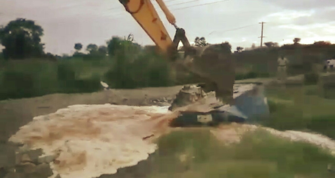 इंद्रायणी नदीकाठची गावठी दारूची भट्टी पोलीसांकडून जेसीबी लावून उध्वस्त