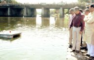 नदीतील तरंगता कचरा काढण्यासाठी 'फ्लोटर वॉटर ड्रोन'चा वापर