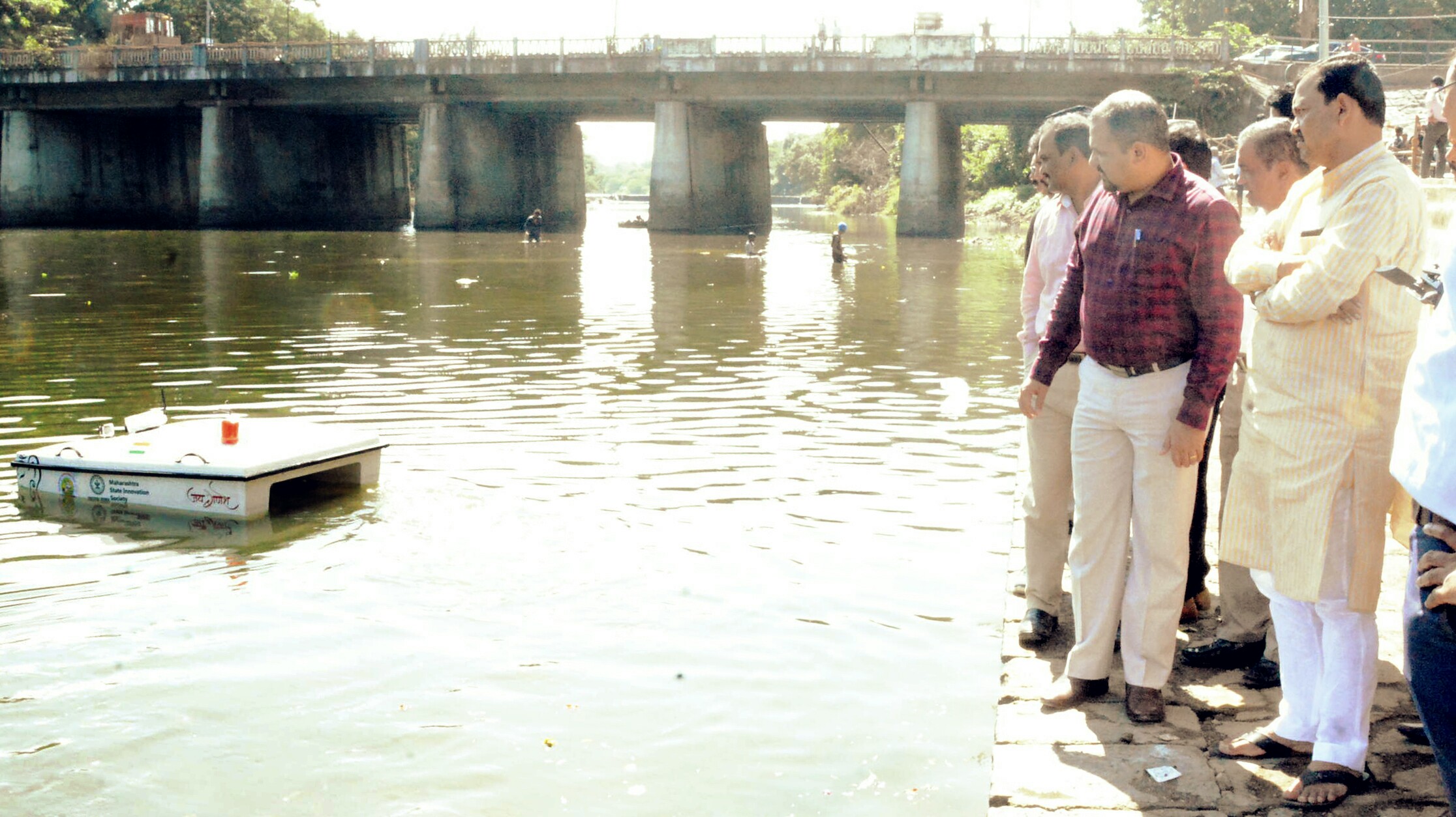 नदीतील तरंगता कचरा काढण्यासाठी 'फ्लोटर वॉटर ड्रोन'चा वापर