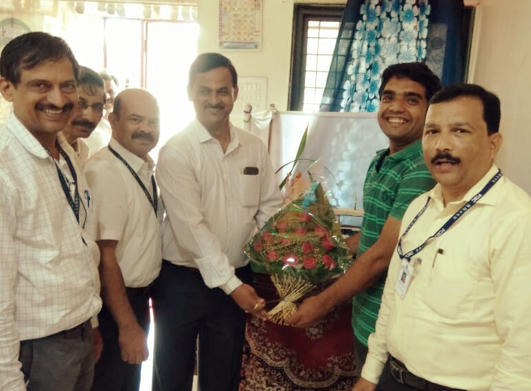 घरच्या बाप्पासमोर 'भक्ती-शक्ती उड्डाणपूला'ची प्रतिकृती साकारणाऱ्या अभिषेक दाणी याचा महापालिकेकडून सन्मान