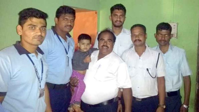 घरात अडकलेल्या दीड वर्षाच्या चिमुरडीची अग्निशामक दलाच्या जवानांनी केली सुटका