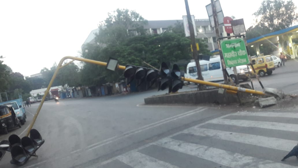 चिंचवड स्टेशन चौकात ट्रॉफिक सिग्नलचा खांब रस्त्यावर कोसळला