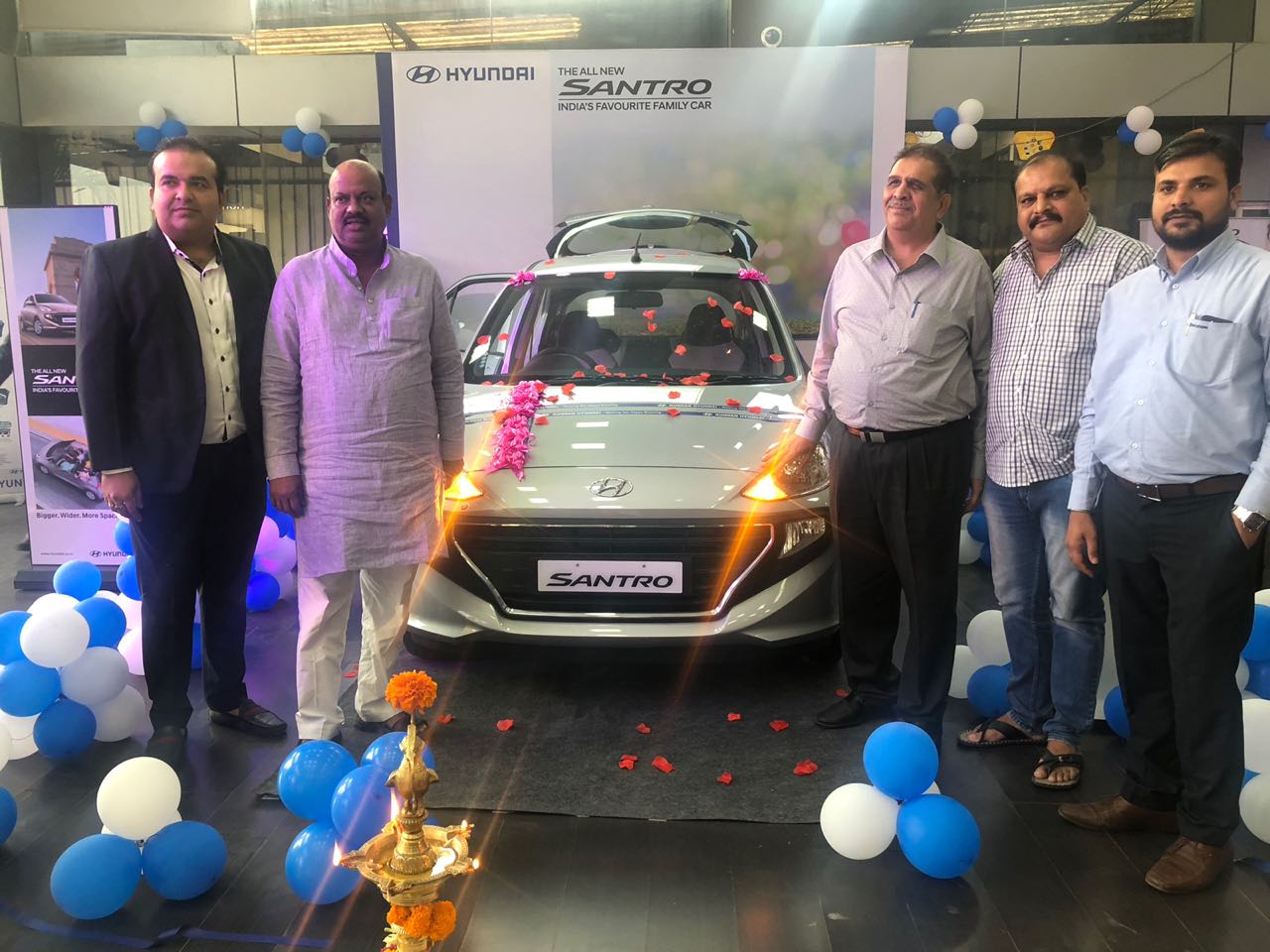 आझम पानसरे यांच्या हस्ते कुंदन हुंडाई शोरूममध्ये सँट्रो कारचे लॉचिंग