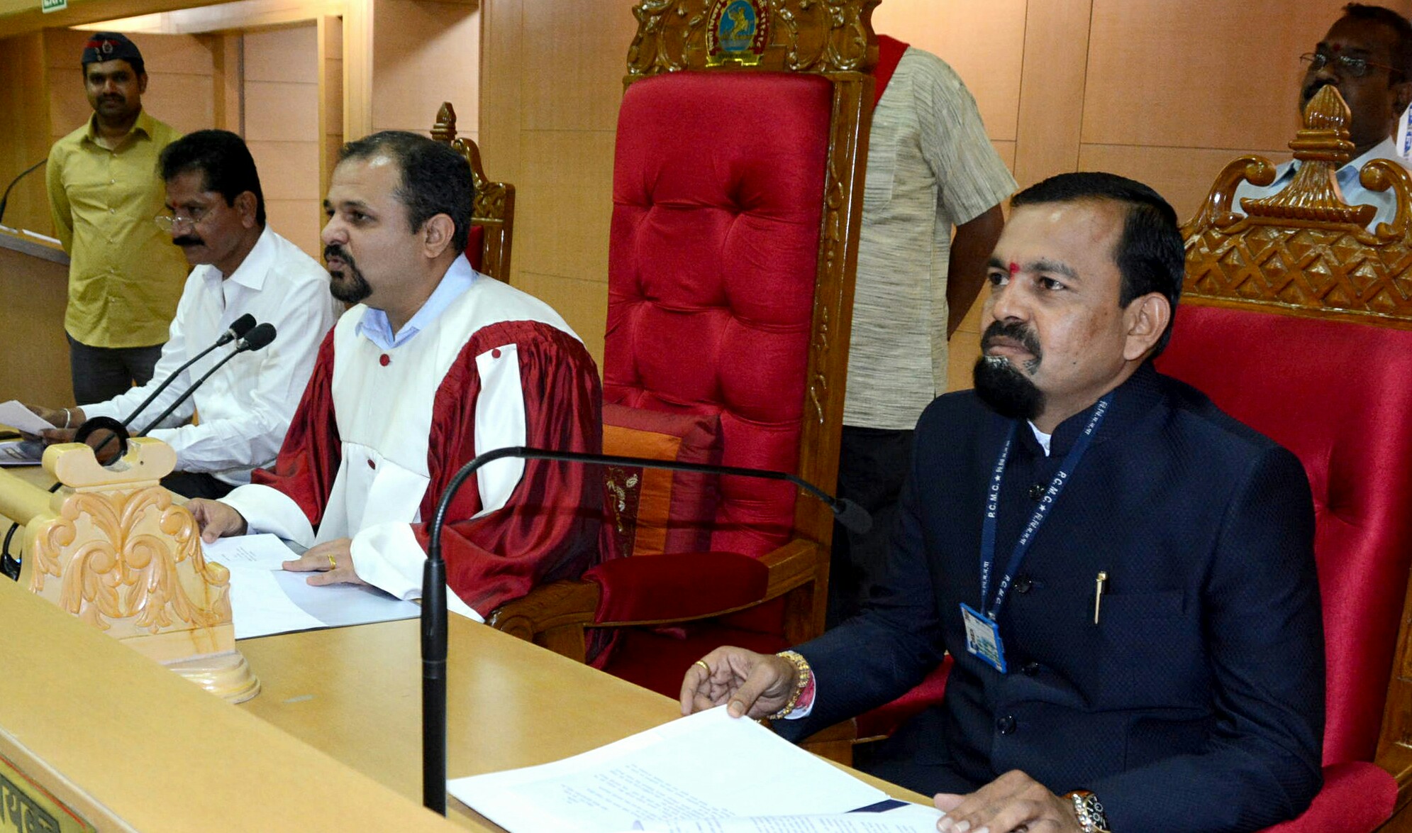 पिंपरी चिंचवडकरांना होणार ढगातून स्ट्रॉने पाणी पुरवठा, डुकरे आणि कुत्र्यांसाठी नगरसेवकांच्या दारात शौचालये बांधण्यास महासभेची मंजूरी