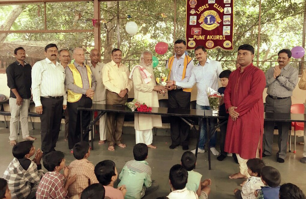 गुरुकुल मधील वंचित मुलांचा सत्कार व नेत्र तपासणी