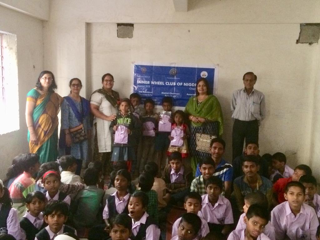 सिग्नलवर साहित्य विक्री करणा-या मुलांना इनर व्हील क्लब ऑफ निगडी प्राईडतर्फे गणवेश