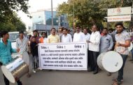 सहशहर अभियंता राजन पाटील यांच्यावर कारवाईसाठी पालिकेसमोर 'ढोल बजाओ' आंदोलन