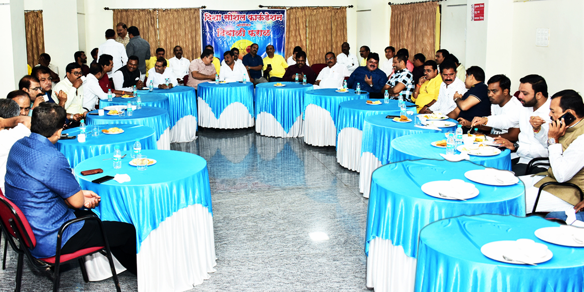 राजकीय नेत्यांच्या गप्पांचा रंगला फड!