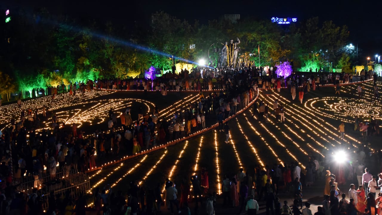 दीपोत्सवाने उजळले भक्तीशक्ती उद्यान