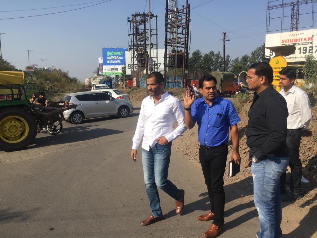 पुणे-मुंबई द्रुतगती महामार्गाची दुरवस्था; आमदार लक्ष्मण जगतापांनी अधिकाऱ्यांना खडेबोल सुनावले!
