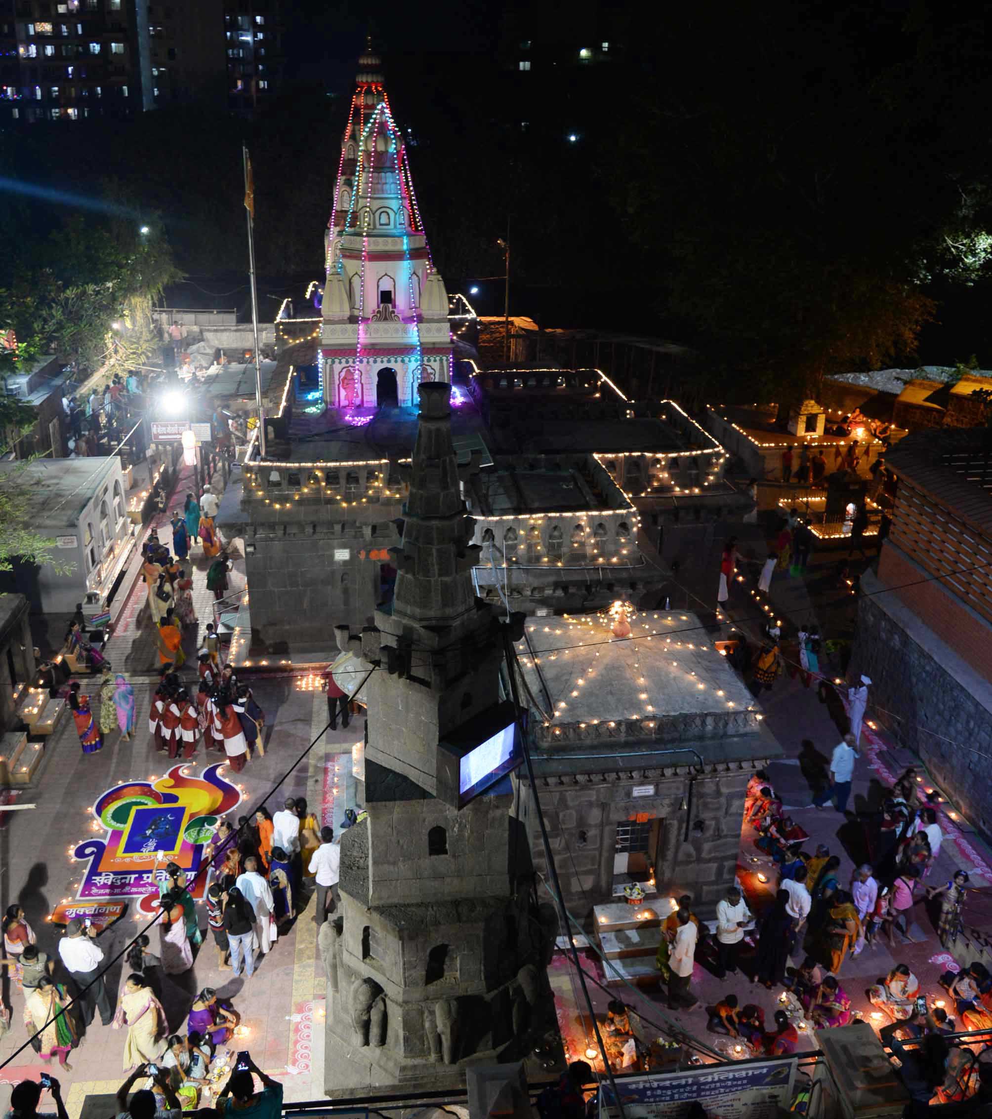 त्रिपुरारी पौर्णिमानिमित्त मोरया गोसावी मंदिरात दिपोत्सव साजरा