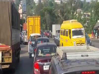 टँकरमधील तेलगळतीमुळे पुणे-मुंबई एक्सप्रेस वेवरील वाहतूक मंदावली