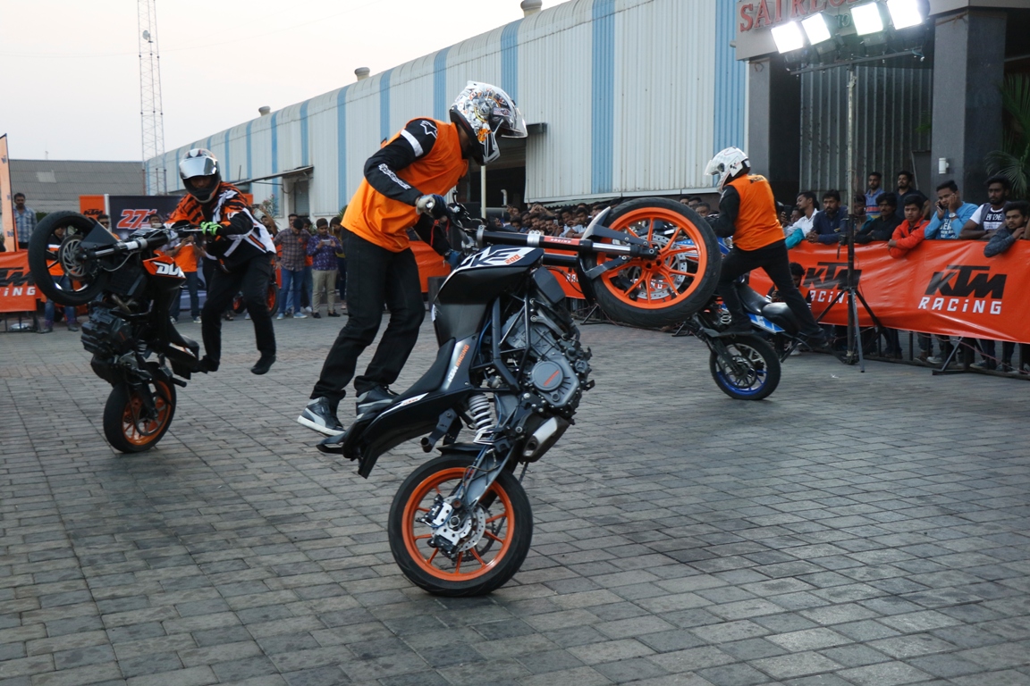 चाकणमध्ये थरारक 'स्टंट शो'ने जिंकली उपस्थितांची मने