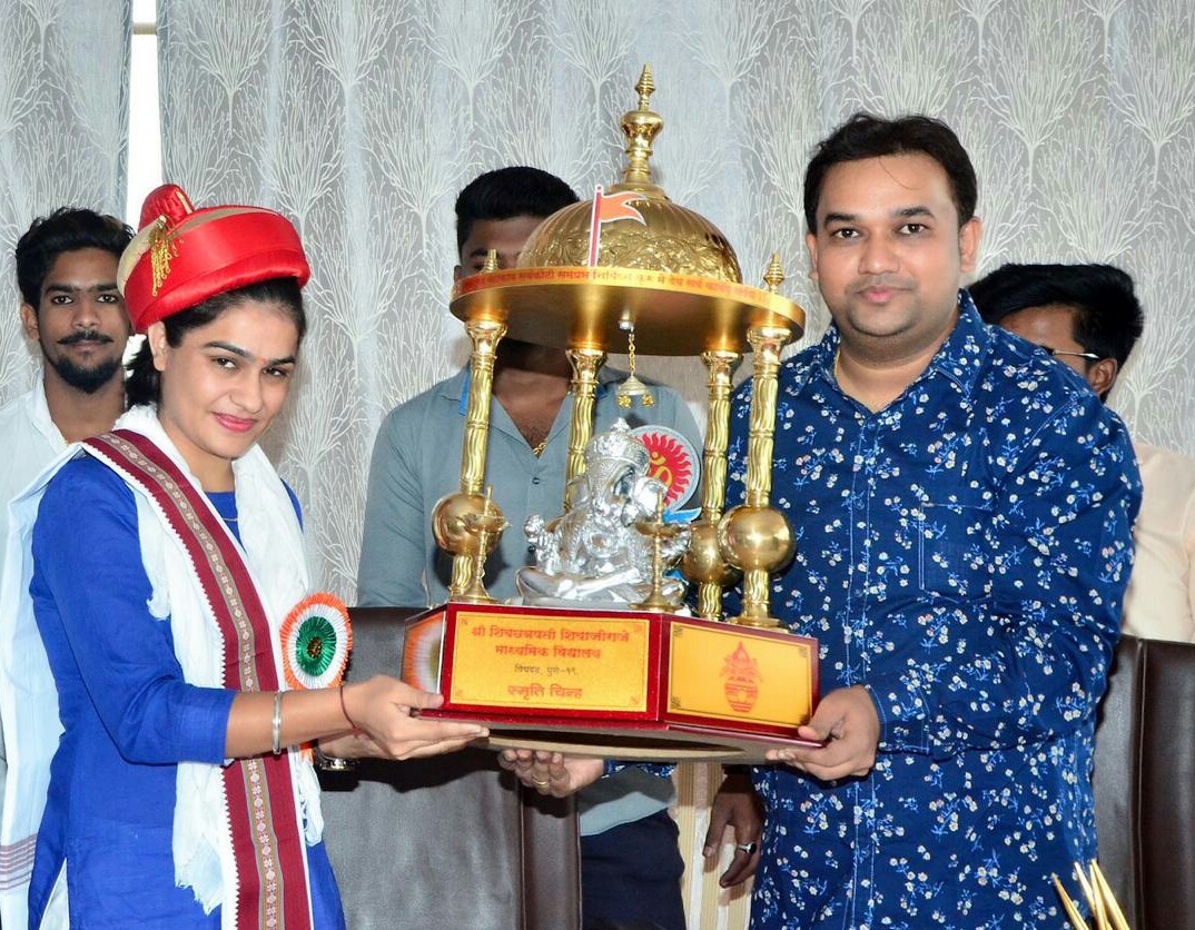 राष्ट्रवादी विद्यार्थी काँग्रेसच्या अध्यक्षा सोनिया दुहन यांची शिवछत्रपती शिवाजीराजे माध्यमिक विद्यालयातील अत्याधुनिक प्रयोगशाळांना भेट