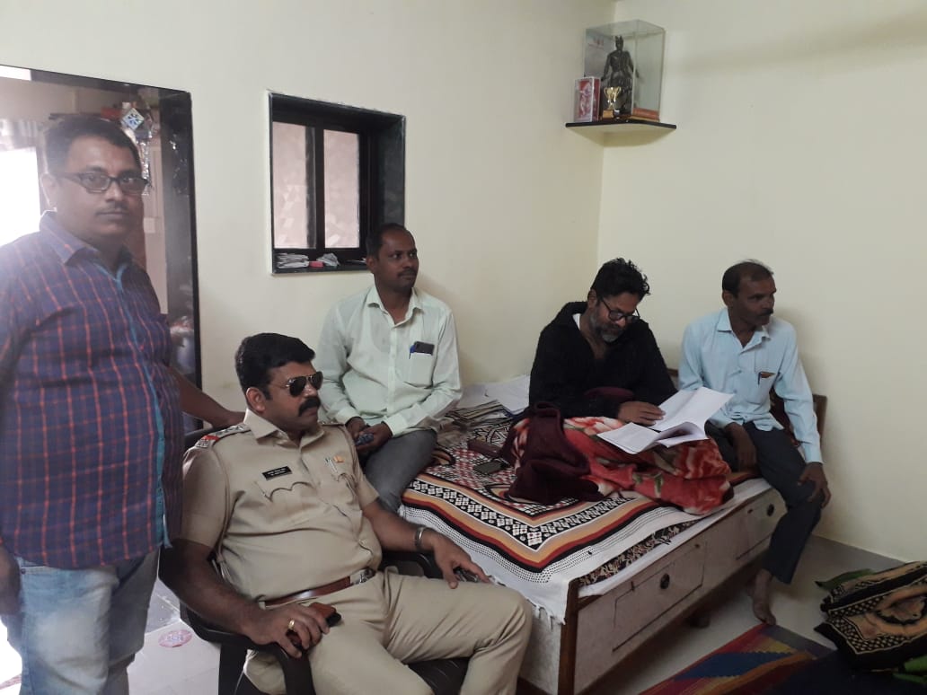 आंदोलनाच्या पवित्र्यात असणारे मारूती भापकर पोलीसांच्या नजरकैदेत