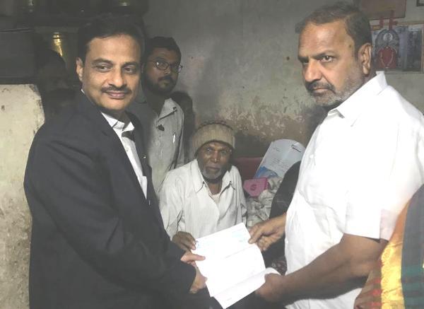 साहित्यिक उत्तम बंडू तुपे यांना मुख्यमंत्री सहायता निधीतून ५ लाखाची मदत; अमित गोरखेंनी केली होती मुख्यमंत्र्यांकडे मागणी