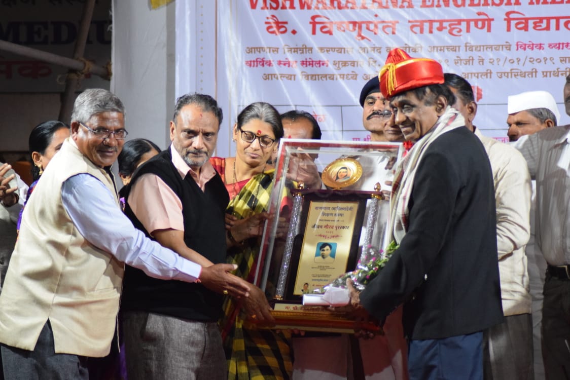 शिक्षणासोबतच विद्यार्थ्यांना जीवन जगण्याचे शिक्षण द्यावे - डॉ. श्रीपाल सबनीस