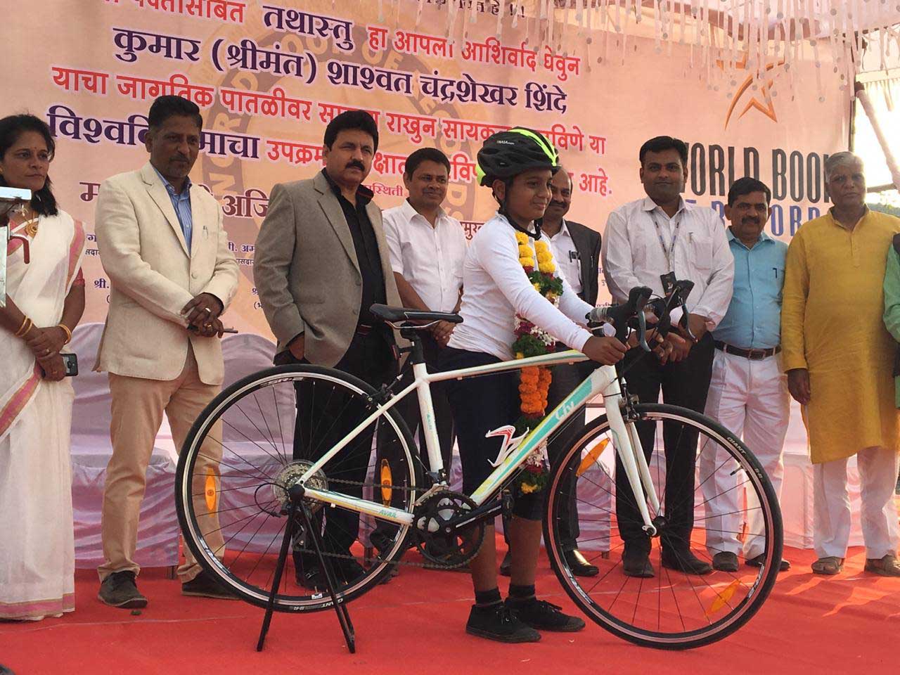 पिंपरी चिंवडमधील ११ वर्षाच्या शाश्वत शिंदे याचा सायकल चालविण्यात 'जागतिक विश्वविक्रम'