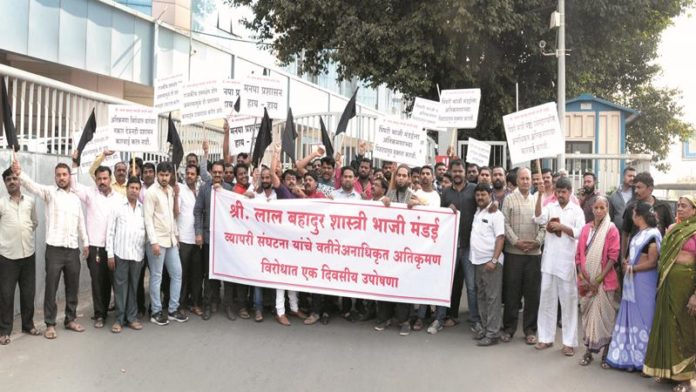 पिंपरी भाजी मंडईतील अतिक्रमणाविरोधात विक्रेत्यांचा पालिकेवर मोर्चा