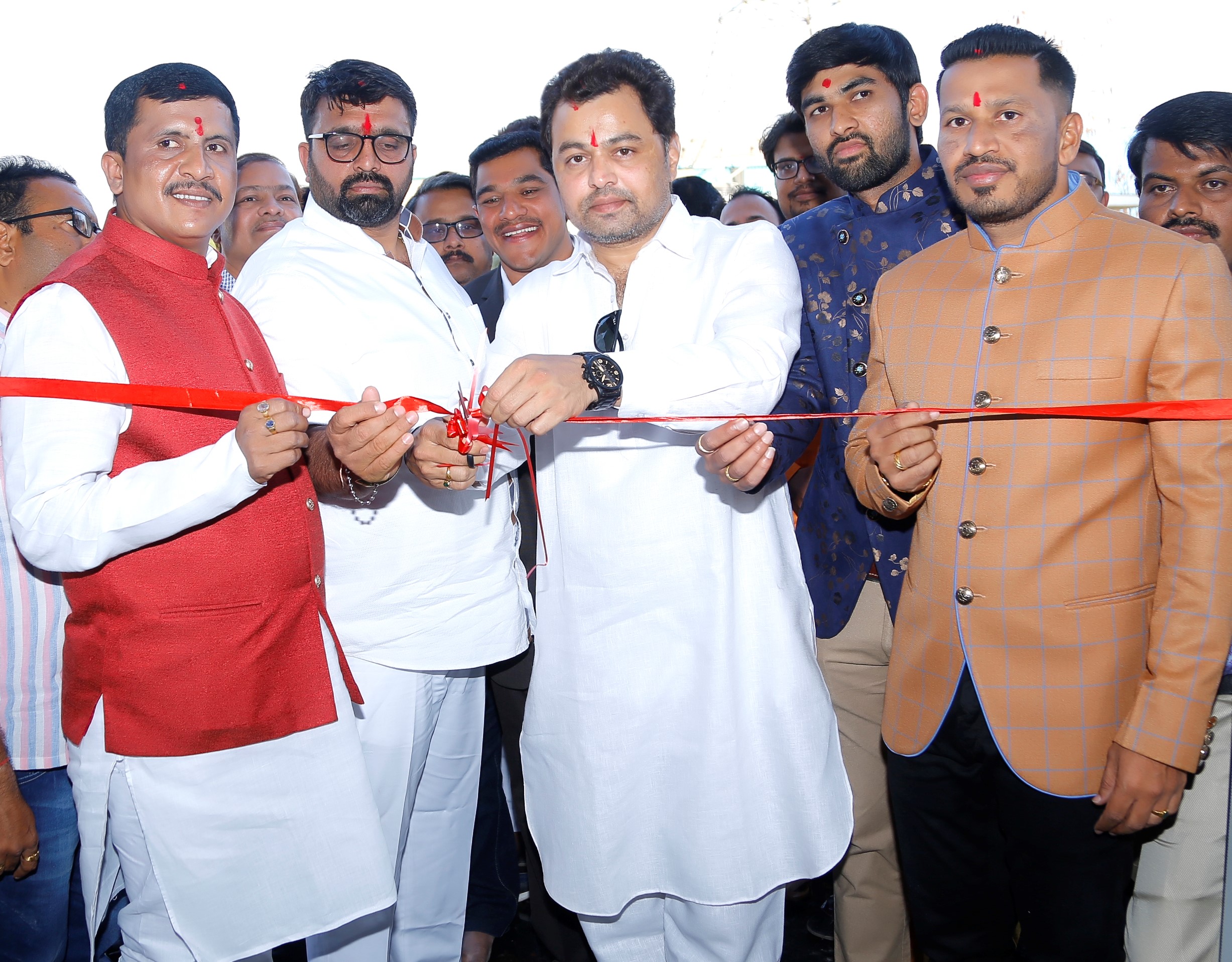 मोशी येथे ‘सिल्वर’ ग्रुपच्या कार्यालयाचे शानदार उद्घाटन