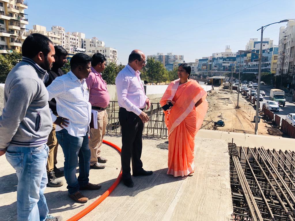 गोविंद चौकातील सब-वे चा एक मार्ग १५ फेब्रुवारीपासून वाहतुकीसाठी खुला करण्याच्या नगरसेविका निर्मला कुटे यांच्या अधिकाऱ्यांना सूचना