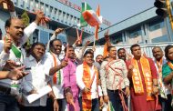 मानवी साखळीव्दारे विरोधकांचा महापालिकेला घेराव; आयुक्तांच्या गाडीसह पालिका प्रवेशव्दारास 'गाजरांचा हार'