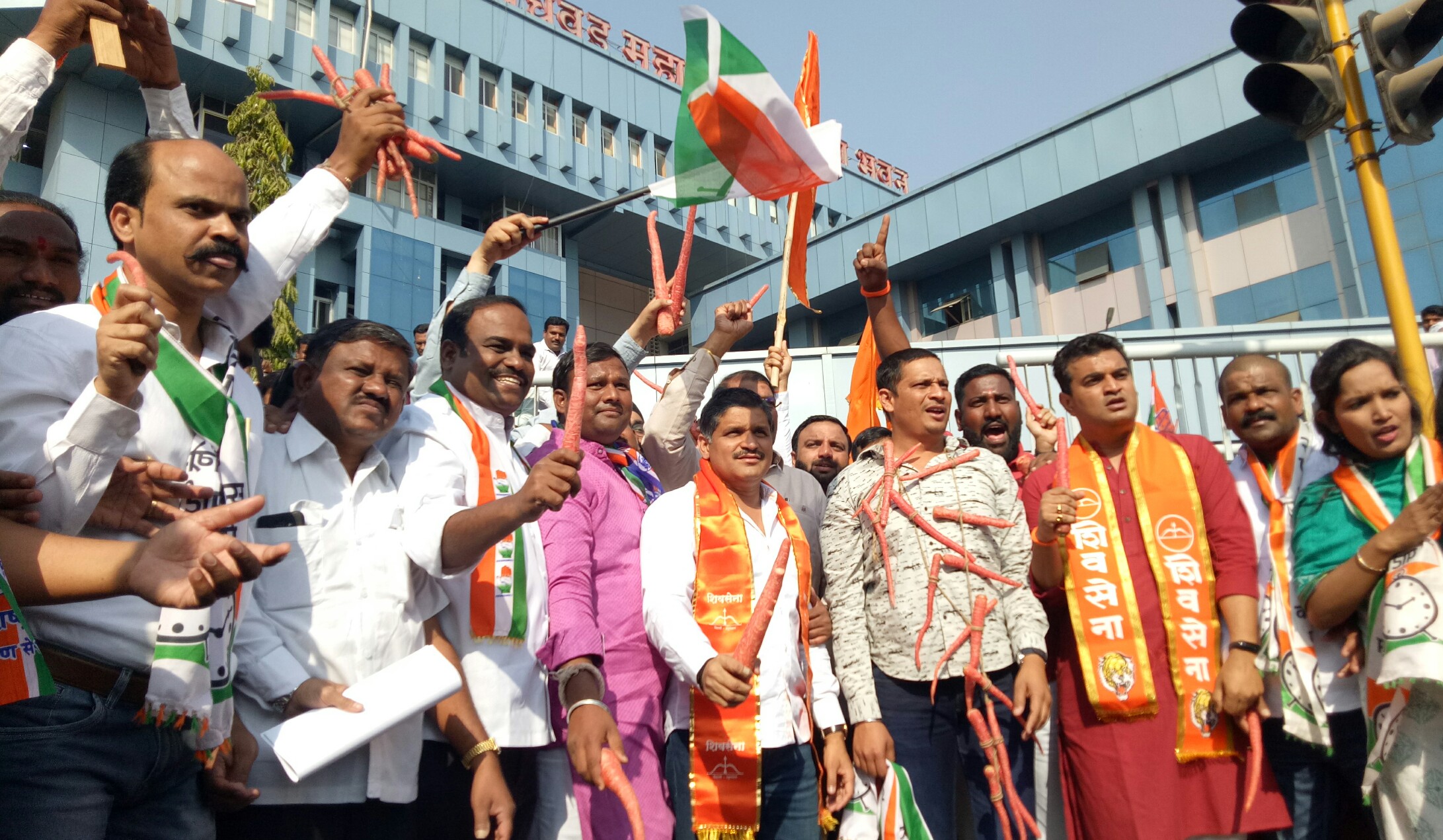 मानवी साखळीव्दारे विरोधकांचा महापालिकेला घेराव; आयुक्तांच्या गाडीसह पालिका प्रवेशव्दारास 'गाजरांचा हार'