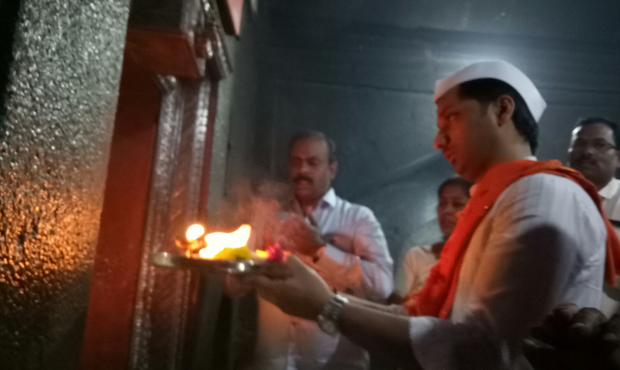 पार्थ पवारांकडून मावळच्या प्रचाराचा श्रीगणेशा..? घेतले मोरया गोसावी गणपतीचे दर्शन..!