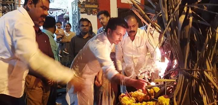 पार्थ-रोहित पवारांचं होलिका दहन