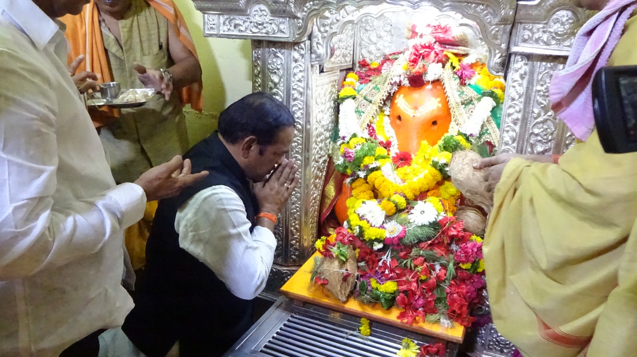 श्रीरंग बारणे यांनी घेतले महडच्या वरद विनायकाचे दर्शन आणि अाप्पासाहेब धर्माधिकारी यांचे आशिर्वाद