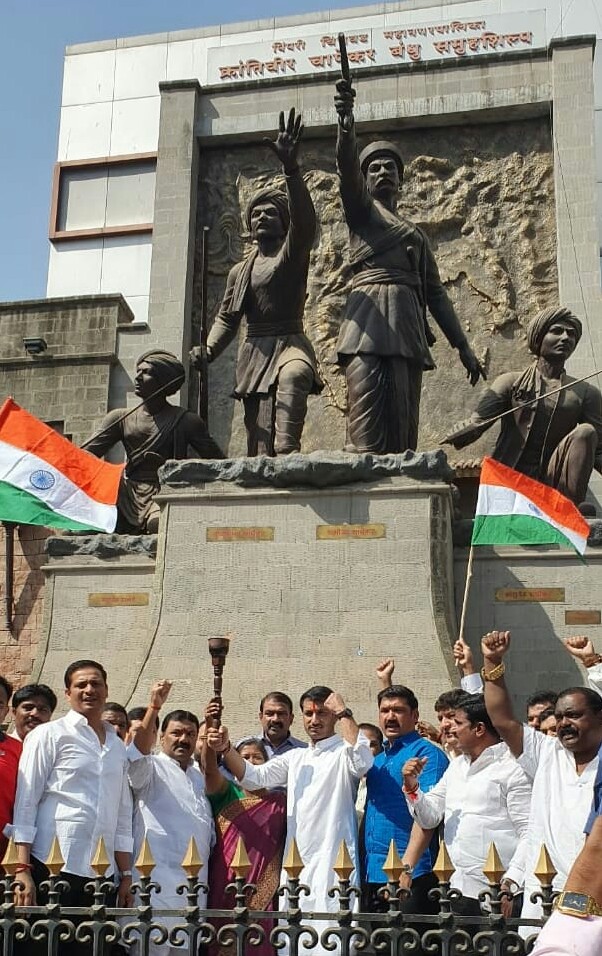 पार्थ पवारांकडून चापेकर चौकात शहीदांना अभिवादन